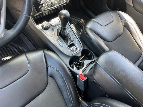 Used 2019 Jeep Cherokee Latitude Plus AWD/4WD image 20