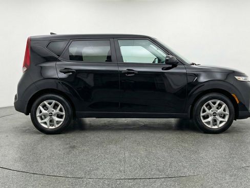 Used 2025 Kia Soul LX w/ LX Technology Package FWD image 11