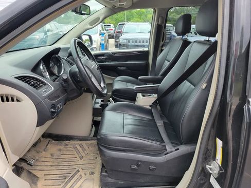 Used 2014 Chrysler Town & Country Touring w/ Driver Convenience Group FWD image 2