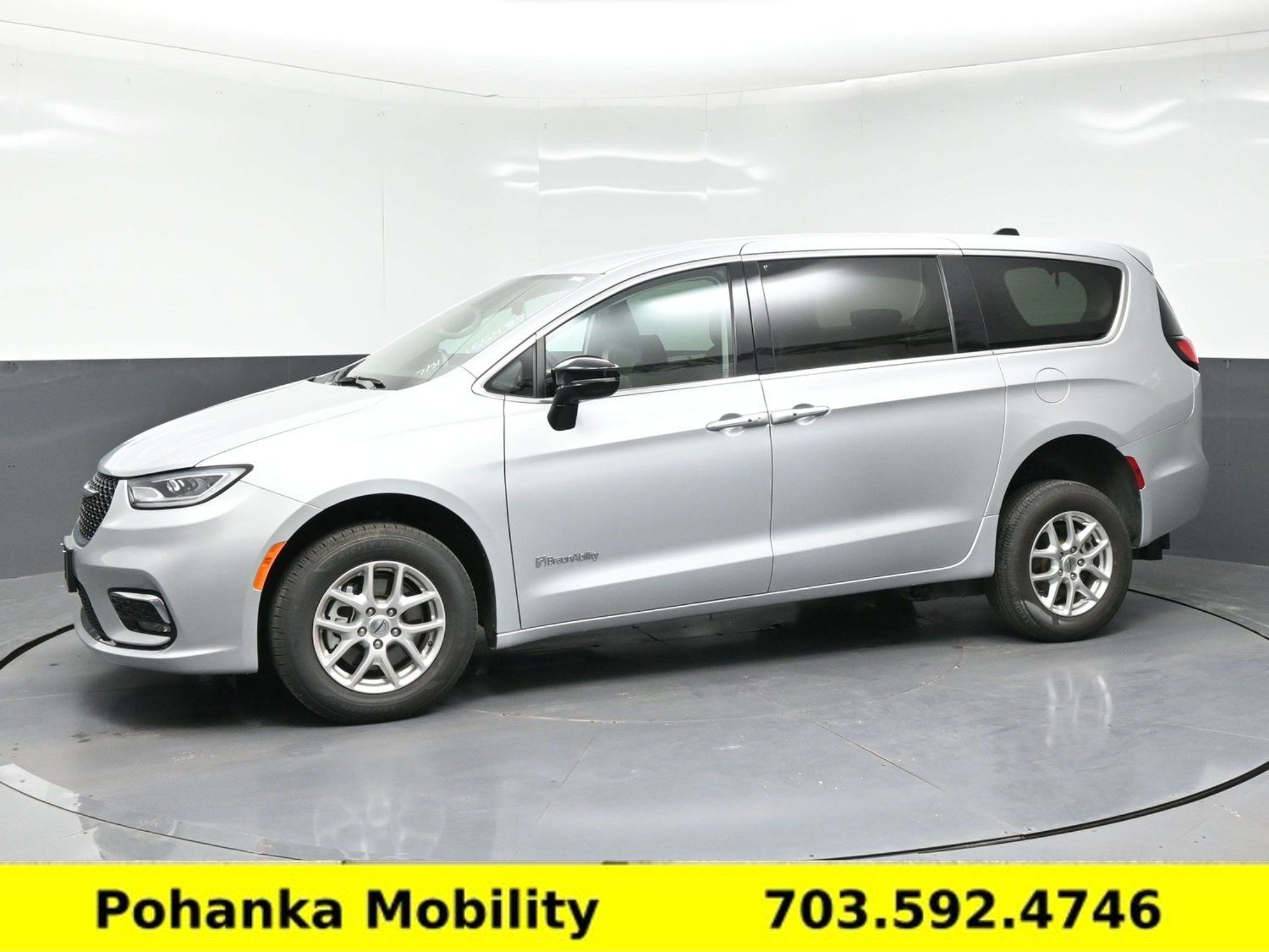 Used 2024 Chrysler Pacifica Touring-L FWD image 5