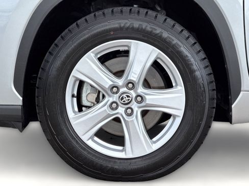 Used 2025 Toyota Highlander LE FWD image 11