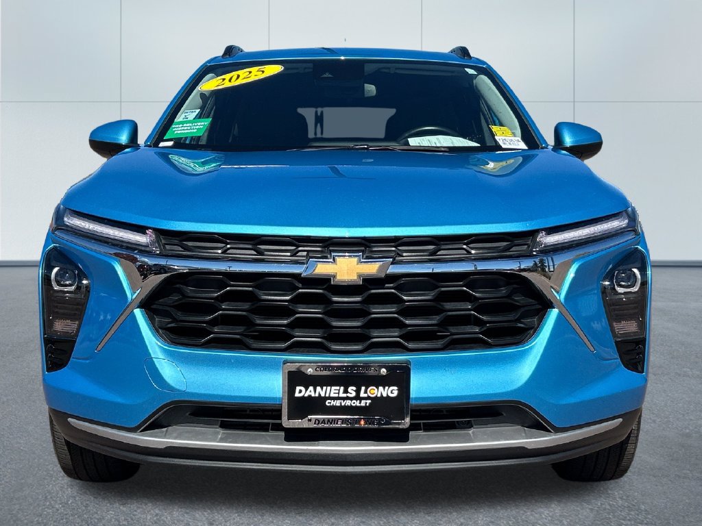 Used 2025 Chevrolet Trax LT w/ LT Convenience Package FWD image 3