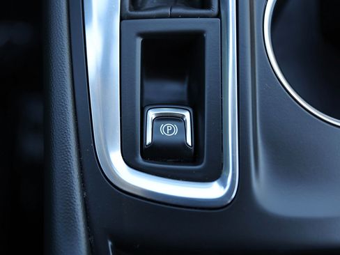 Used 2023 Chevrolet Equinox LT image 32