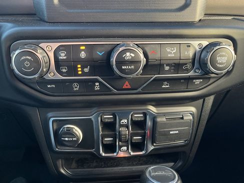 Used 2022 Jeep Gladiator Willys image 15