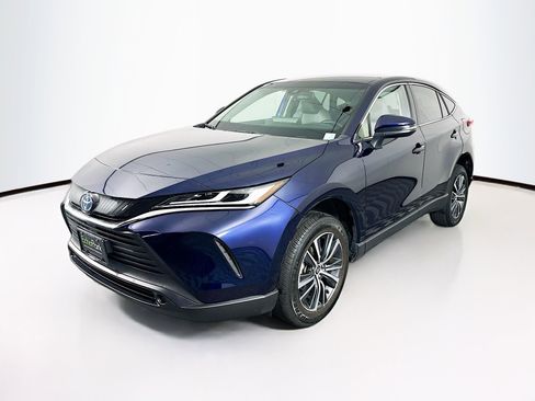 Used 2023 Toyota Venza LE image 3