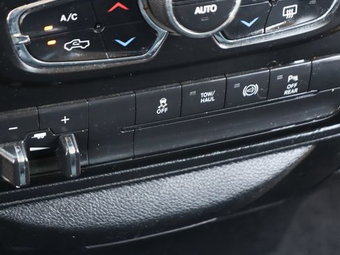 Used 2018 RAM 2500 SLT AWD/4WD image 32
