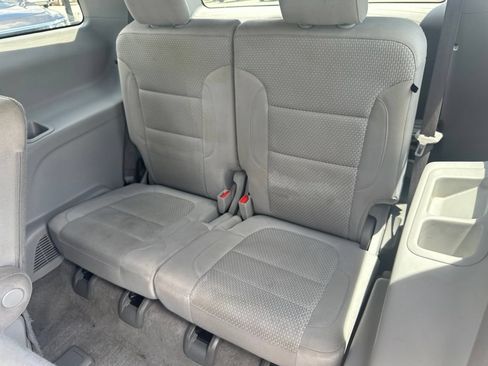 Used 2022 GMC Acadia SLE FWD image 29