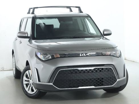 Used 2023 Kia Soul LX FWD image 2