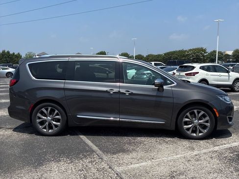 Used 2019 Chrysler Pacifica Limited w/ Tire & Wheel Group FWD image 4