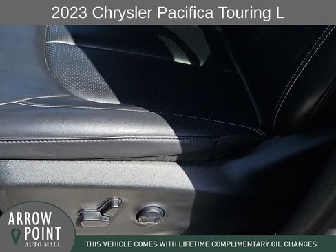 Used 2023 Chrysler Pacifica Touring-L FWD image 23