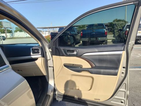Used 2015 Toyota Highlander XLE FWD image 18