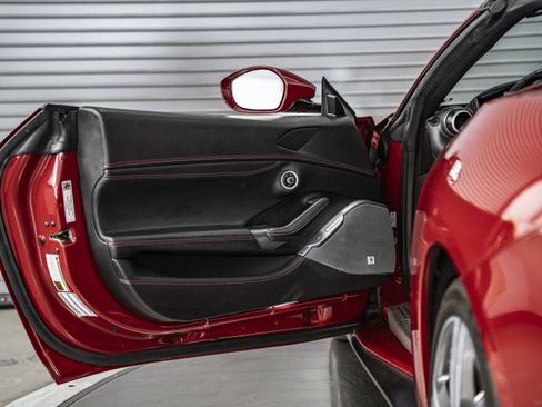 Used 2019 Ferrari Portofino RWD image 17