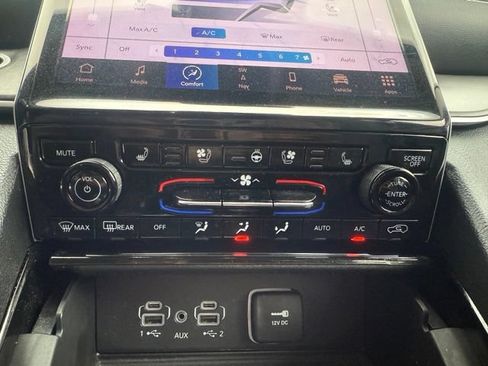 Used 2023 Jeep Grand Cherokee Limited w/ Luxury Tech Group II AWD/4WD image 14