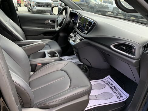 Used 2025 Chrysler Pacifica Select FWD image 22