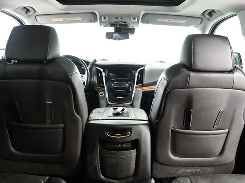 Used 2018 Cadillac Escalade Luxury AWD/4WD image 17
