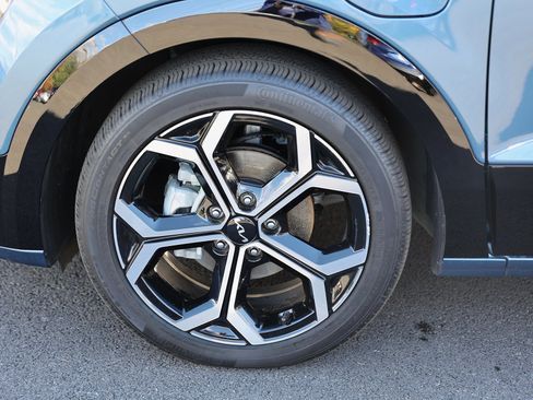 Used 2024 Kia Niro SX Touring image 12