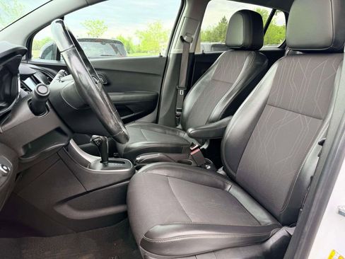 Used 2019 Chevrolet Trax LT w/ Sun & Sound Package FWD image 13