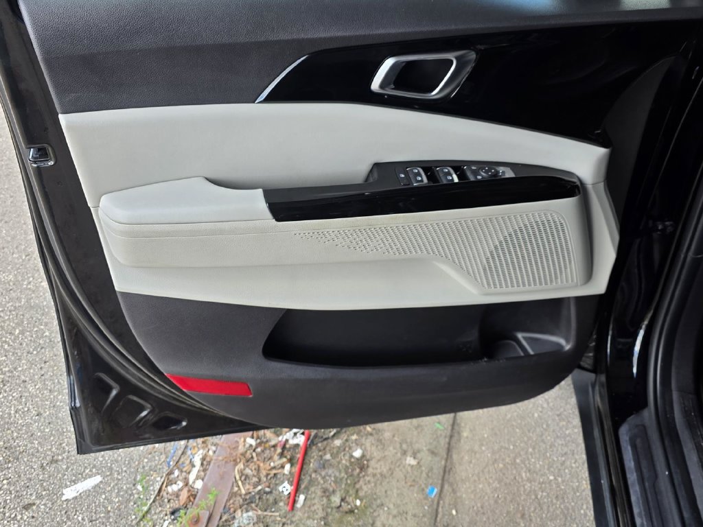 Used 2022 Kia Carnival EX FWD image 32