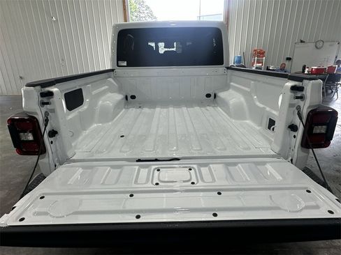 Used 2025 Jeep Gladiator Mojave image 28