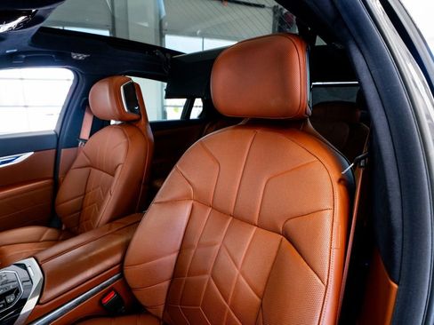 Used 2024 BMW i7 xDrive60 image 37