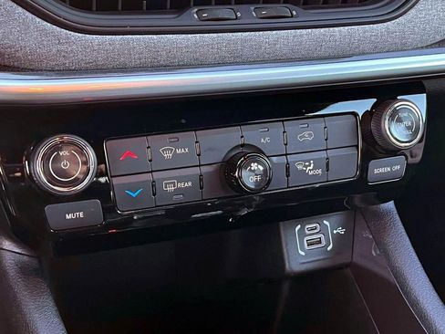 Certified 2024 Jeep Compass Latitude image 28