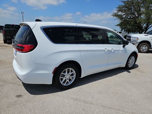 New 2027 Chrysler Pacifica Select FWD image 8