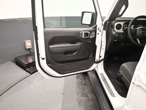 Used 2024 Jeep Gladiator Sport image 16