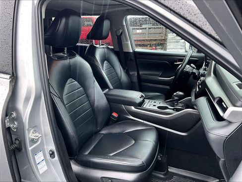Used 2022 Toyota Highlander XLE image 11