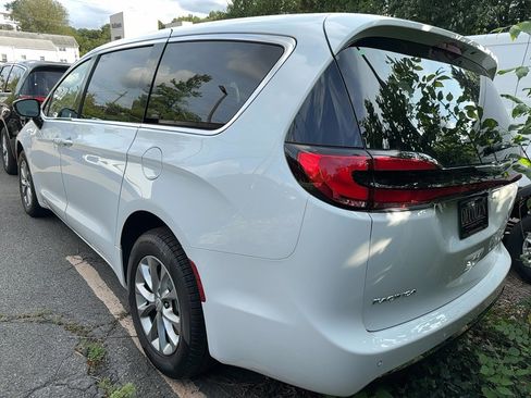 New 2026 Chrysler Pacifica Select image 4