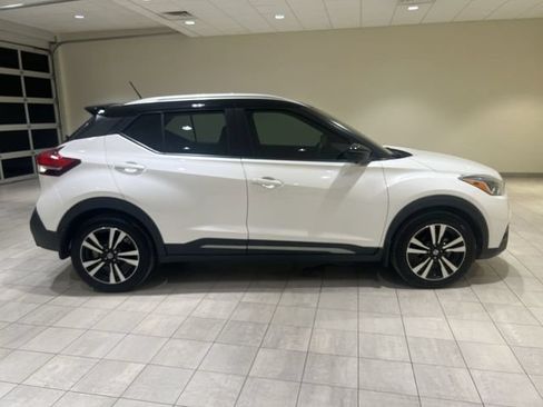 Used 2019 Nissan Kicks SR w/ SR Premium Package FWD image 6