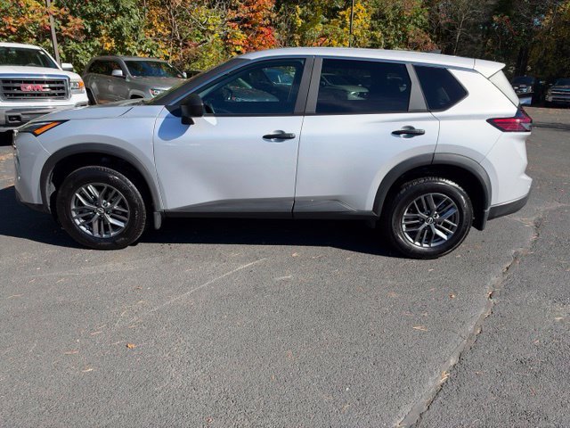 Used 2025 Nissan Rogue S AWD/4WD image 2