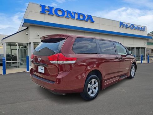 Used 2011 Toyota Sienna w/ Towing Pkg FWD image 4