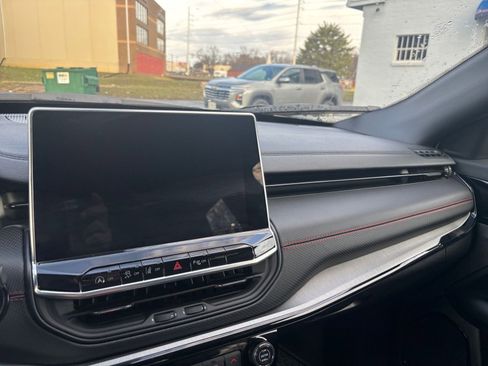 Used 2025 Jeep Compass Trailhawk image 33