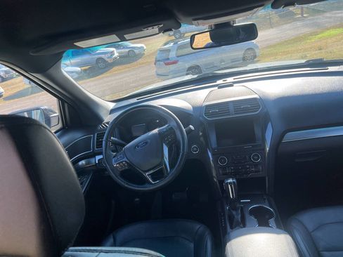 Used 2018 Ford Explorer XLT w/ Equipment Group 202A image 23