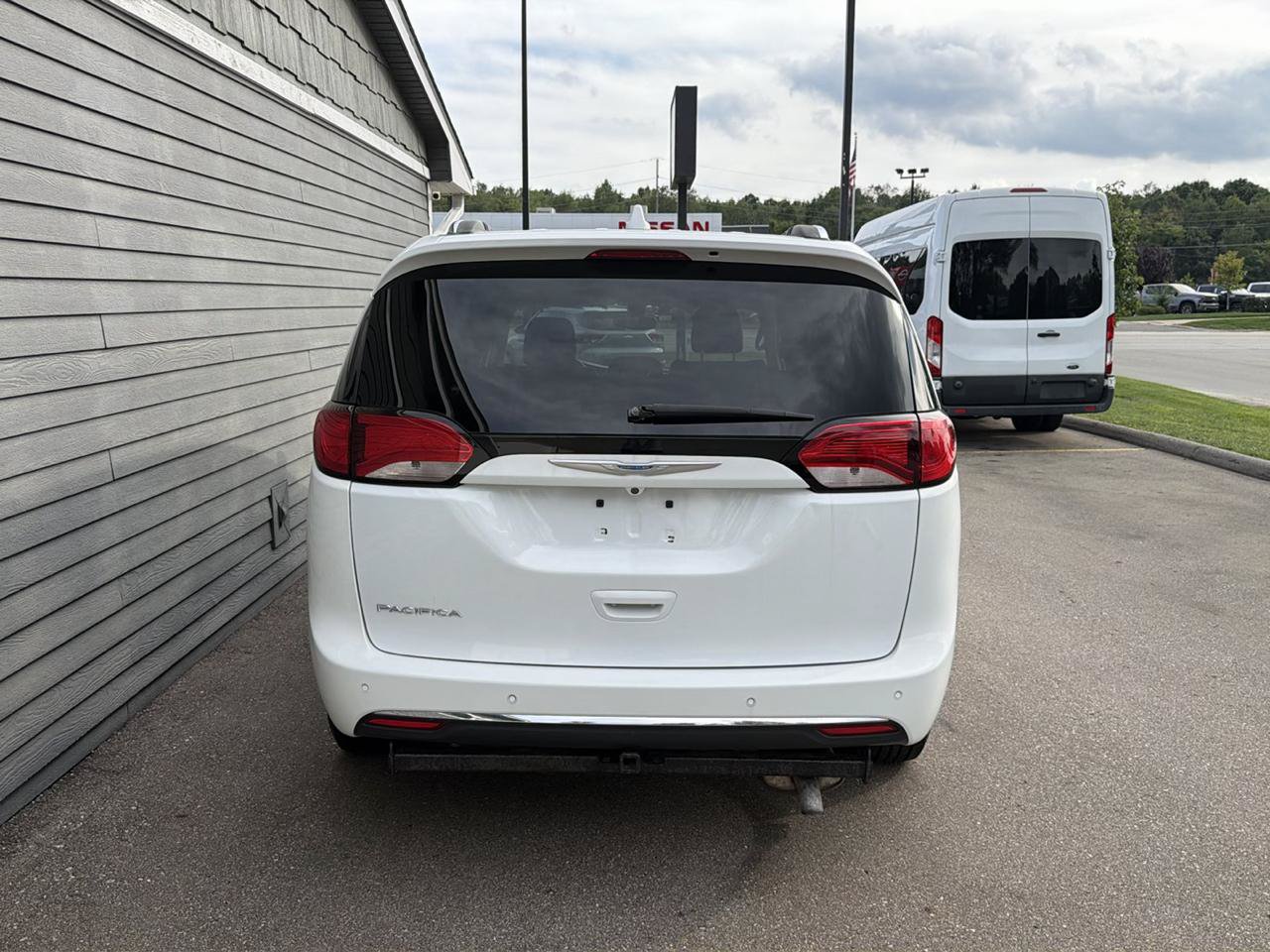 Used 2018 Chrysler Pacifica Touring-L FWD image 18