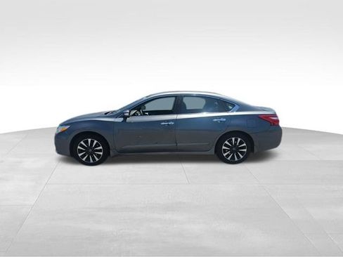 Used 2017 Nissan Altima 2.5 SV w/ Convenience Package FWD image 6