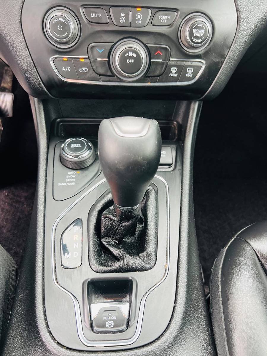 Used 2019 Jeep Cherokee Latitude Plus w/ Cold Weather Group AWD/4WD image 23