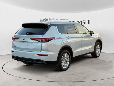 Used 2024 Mitsubishi Outlander ES image 5