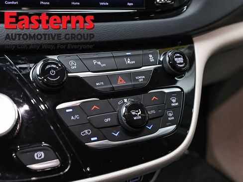 Used 2023 Chrysler Pacifica Touring-L FWD image 20