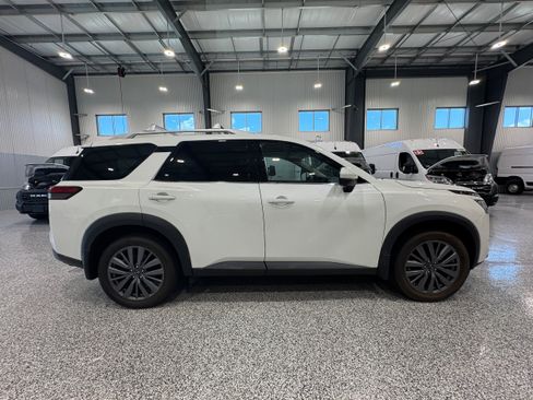 Used 2023 Nissan Pathfinder SL w/ SL Premium Package AWD/4WD image 4
