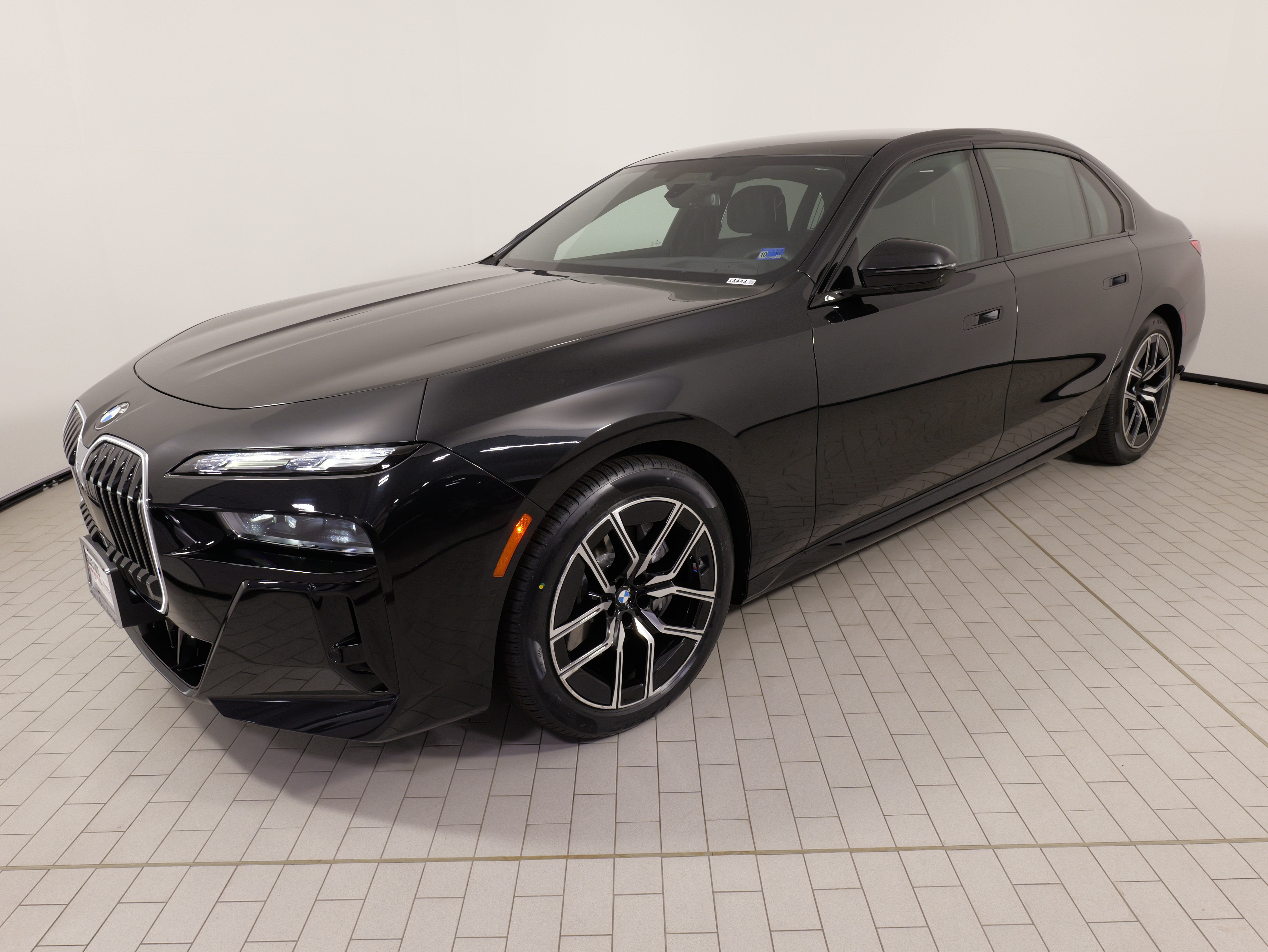 Used 2023 BMW 740i w/ Executive Package RWD image 3