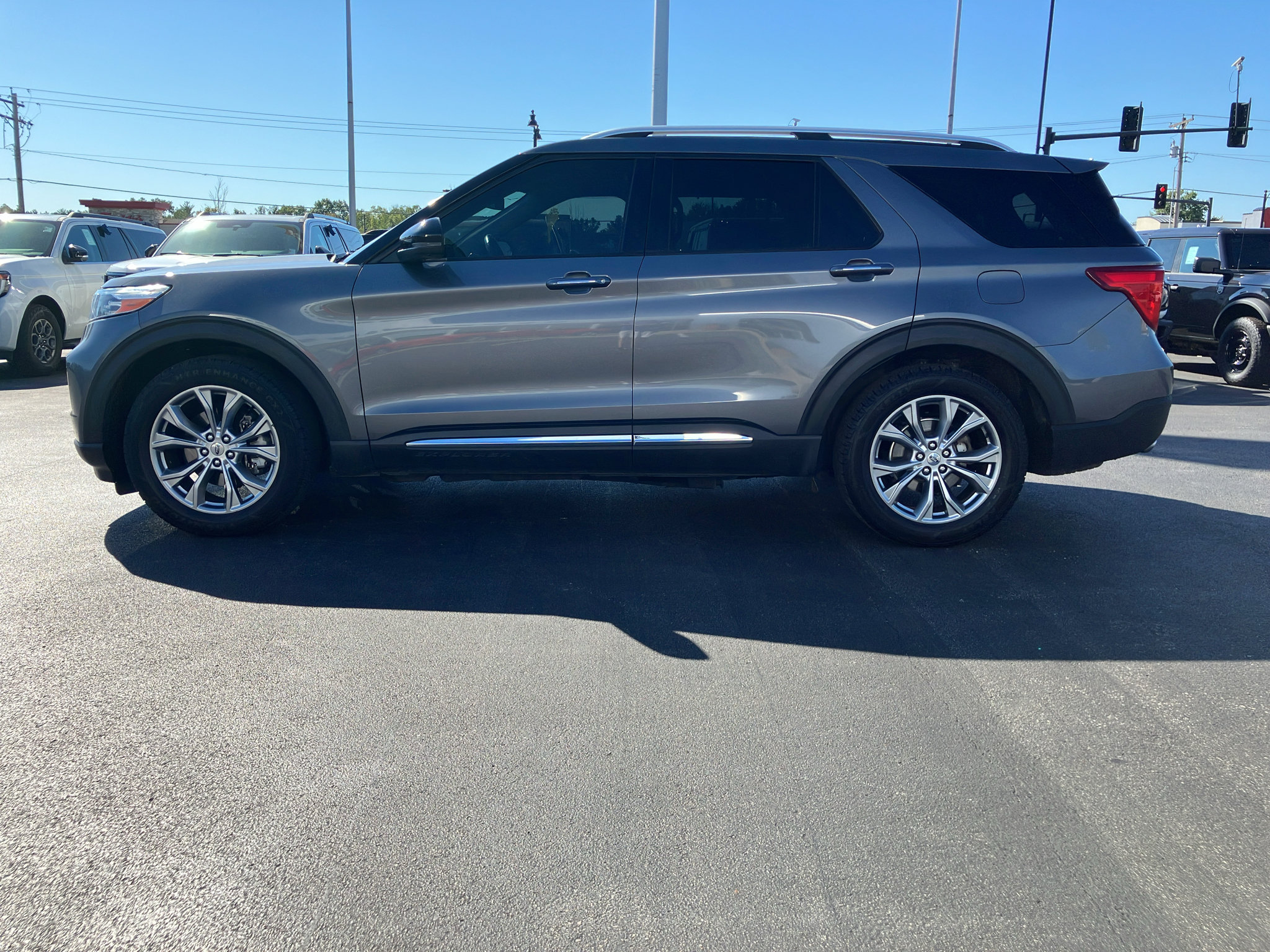 Used 2021 Ford Explorer Limited w/ Equipment Group 301A RWD image 3