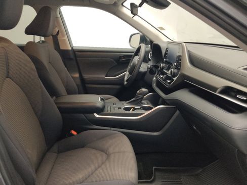 Used 2022 Toyota Highlander L FWD image 21