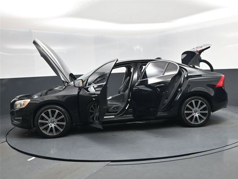 Used 2018 Volvo S60 T5 Inscription image 29