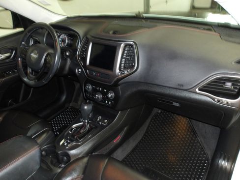 Used 2020 Jeep Cherokee Trailhawk w/ Cold Weather Group AWD/4WD image 16