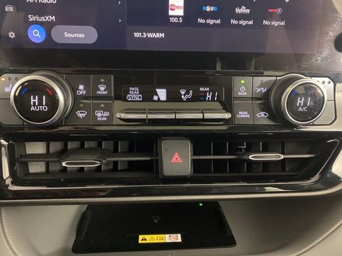 Used 2023 Toyota Highlander XLE image 19