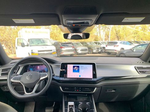 Used 2025 Volkswagen Atlas Cross Sport SE image 33