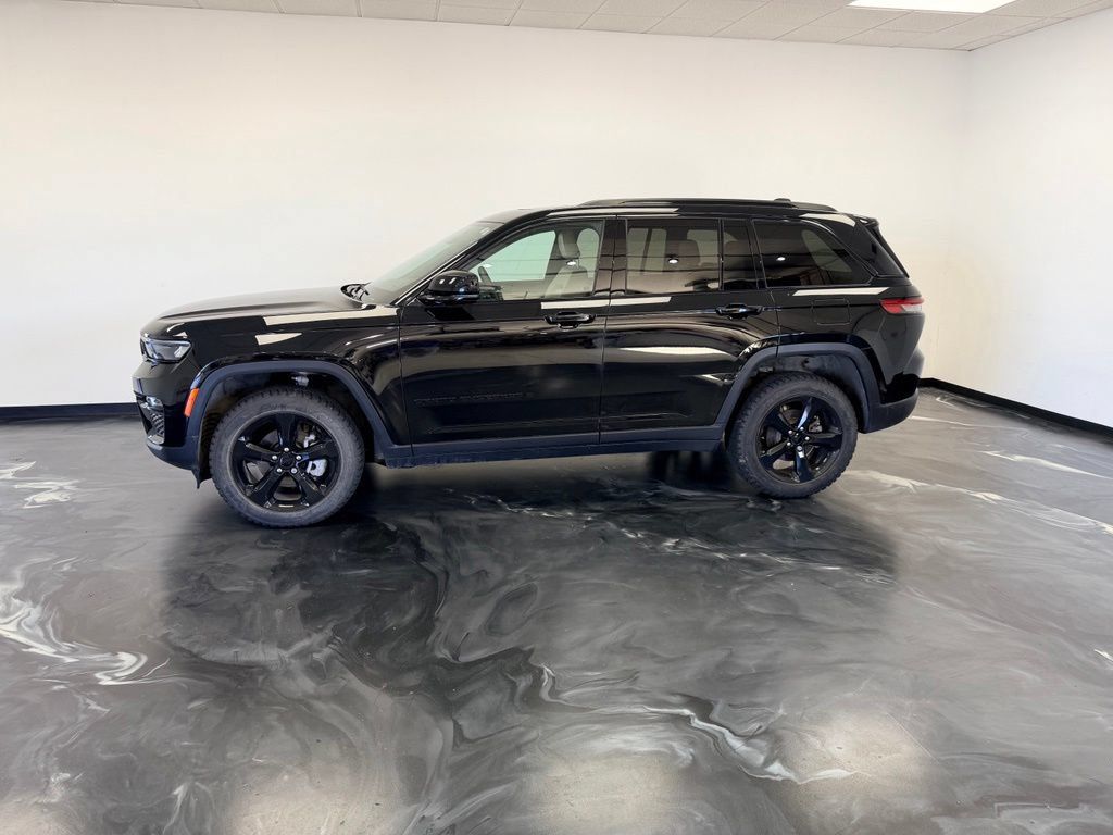 Used 2024 Jeep Grand Cherokee Limited w/ Black Appearance Package AWD/4WD image 20
