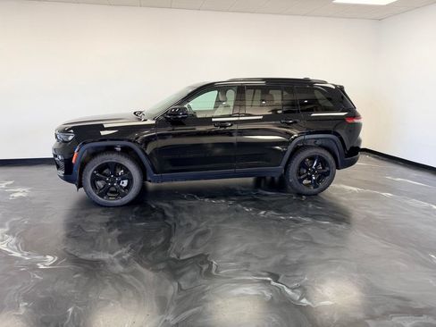 Used 2024 Jeep Grand Cherokee Limited w/ Black Appearance Package AWD/4WD image 20