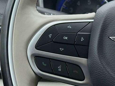 Used 2018 Chrysler Pacifica Limited w/ Tire & Wheel Group FWD image 11